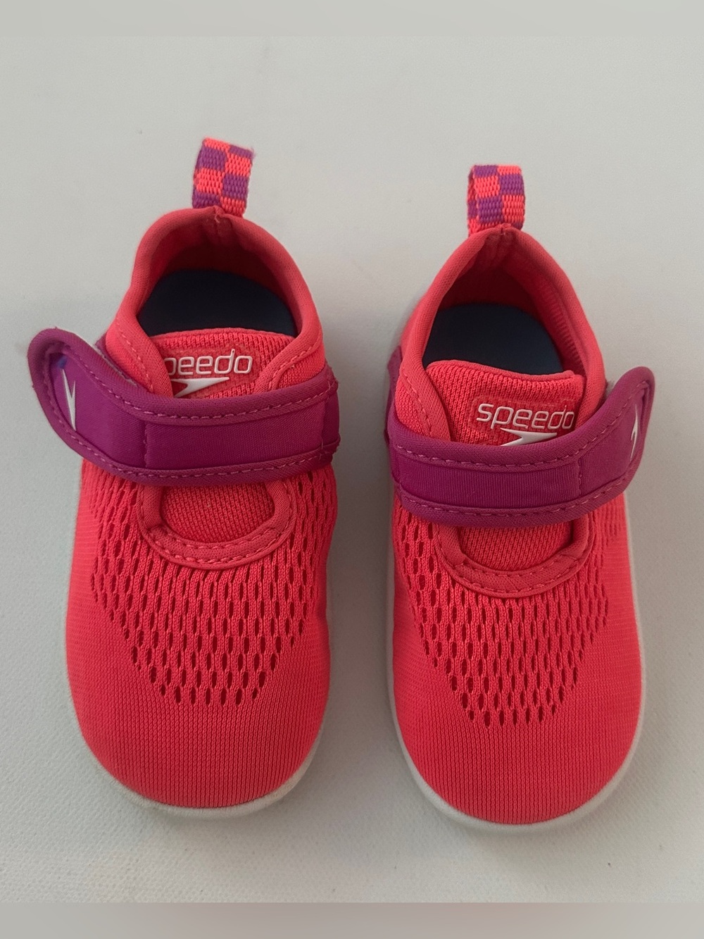 Speedo girl’s Water Shoes, a lightweight and quick-drying.  Size 5-6.
